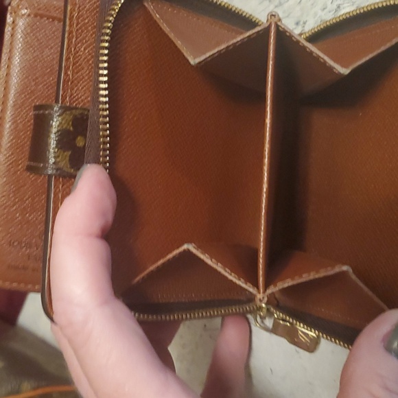 Authentic LOUIS VUITTON Wallet - Picture 4 of 7